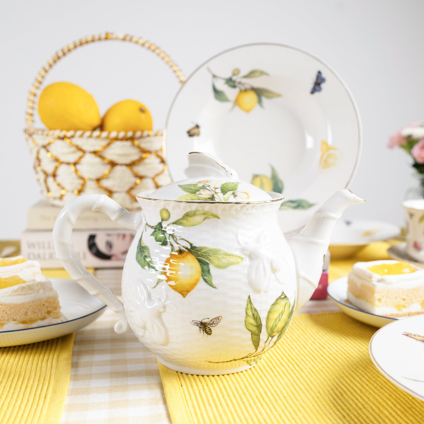 Porcelain lemon collection teapot with lemon and bee motif